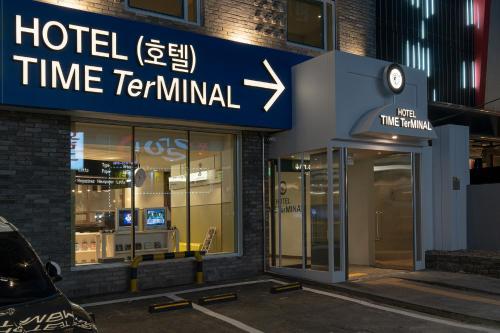 un terminal del hotel con un cartel en la parte delantera en Hotel TimeTerminal by Annk en Daejeon