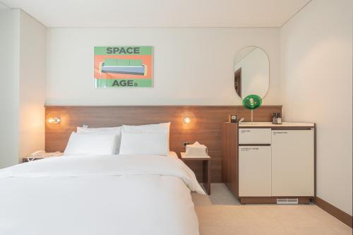 Una cama o camas en una habitación de TimeTerminal Hotel Daejeon 1st by Aank