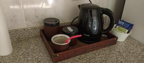 a wooden tray with a blender and cups on a counter at DEPARTAMENTO BOLIVAR PLANTA BAJA in San Carlos de Bolívar
