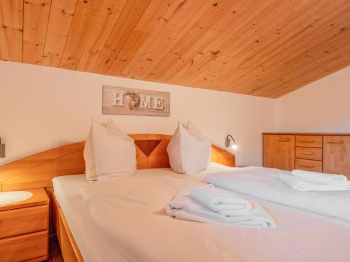 מיטה או מיטות בחדר ב-Obinghof