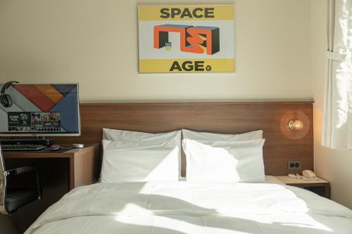 Una cama o camas en una habitación de TimeTerminal Hotel Daejeon 1st by Aank