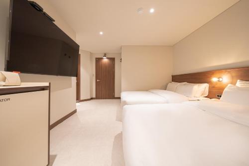 Una cama o camas en una habitación de TimeTerminal Hotel Daejeon 1st by Aank