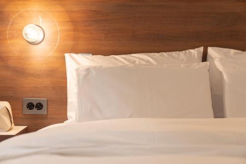 Una cama o camas en una habitación de TimeTerminal Hotel Daejeon 1st by Aank