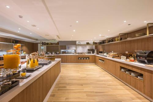 Kuchyň nebo kuchyňský kout v ubytování Denia Marriott La Sella Golf Resort & Spa