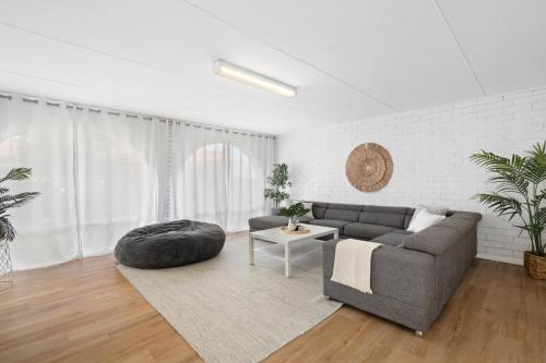 sala de estar con sofá y mesa en The Arches ~ Style, location and spacious living! en McLaren Vale