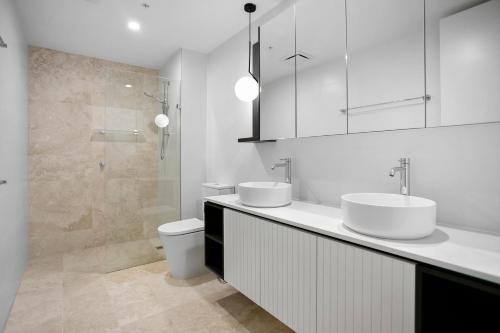 福斯特Solaris 412的白色的浴室设有2个盥洗盆和淋浴。