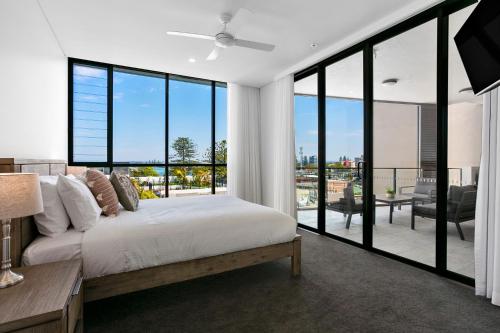 福斯特Solaris 412的一间卧室，里面有一张床和一扇大窗户。