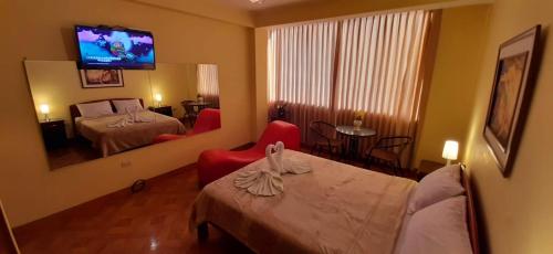 Habitación de hotel con 2 camas y TV en HOTEL COSTA REAL, en Chiclayo