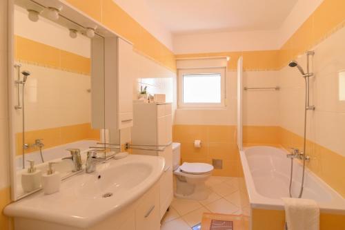 łazienka z umywalką, toaletą i prysznicem w obiekcie Family-friendly apartments with swimming pools Opatija - 7916 w mieście Opatija