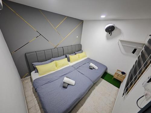 Ένα ή περισσότερα κρεβάτια σε δωμάτιο στο TL LEGEND HOMESTAY Ipoh garden east