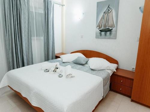 クレックにあるApartments by the sea Komarna, Neretva Delta - Usce Neretve - 21938の小さなベッドルーム1室(壁にボートが付いたベッド1台付)