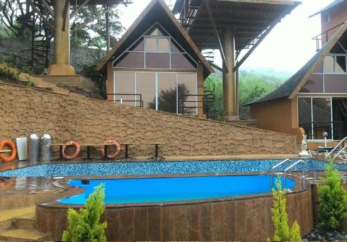 Piscina de la sau aproape de Rumourss Sky Villa & Resort