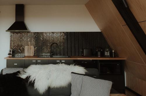 - un salon doté d'un canapé avec un coussin blanc dans l'établissement The Eco Cabin Tasmania, à Deloraine