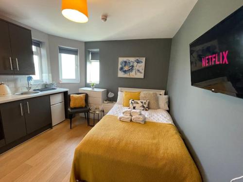 Ένα ή περισσότερα κρεβάτια σε δωμάτιο στο 4- Lovely 1-bedroom serviced apartment West Midlands