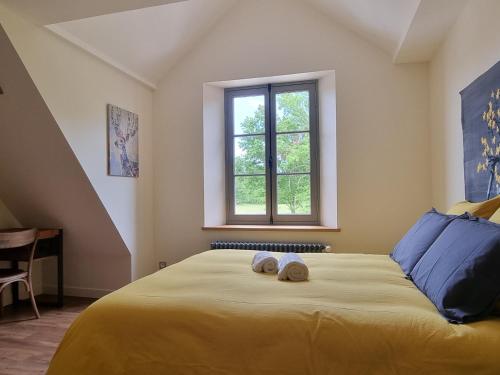 Säng eller sängar i ett rum på Gîte Parigné-l'Évêque, 7 pièces, 15 personnes - FR-1-410-361