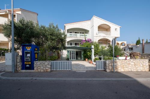 Apartments with parking spaces Novalja, Pag - 4128