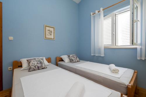 Postel nebo postele na pokoji v ubytování Apartments with parking spaces Novalja, Pag - 4128