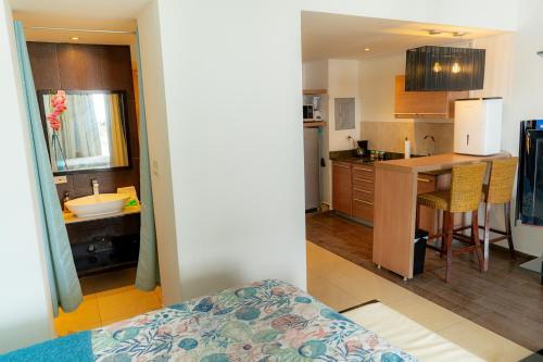 a kitchen with a sink and a counter top at Hermoso estudio con vista al mar en el Town Center de Playa Blanca Panamá in Río Hato