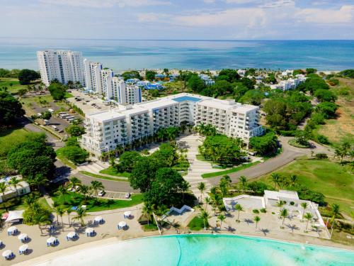 an aerial view of a resort with a pool at Hermoso estudio con vista al mar en el Town Center de Playa Blanca Panamá in Río Hato