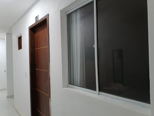 Una ventana en una habitación con puerta en Pousada Canto dos Corais en Maragogi