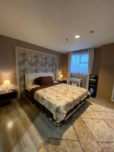 South Tangerang的住宿－Cozyroom bintaro @ bintaro icon，一间卧室设有一张大床和一个窗户。