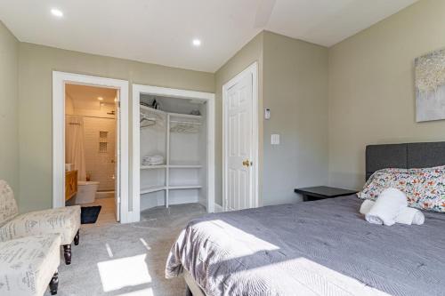Ein Bett oder Betten in einem Zimmer der Unterkunft Fenway Home