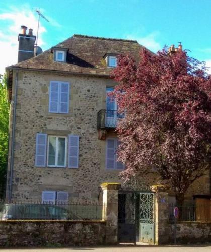 Photo de la galerie de l'établissement Agréable maison de village avec jardin., à Beaulieu-sur-Dordogne