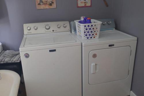 uma cozinha com um fogão e uma máquina de lavar roupa em The Red Mill House em Goldsboro