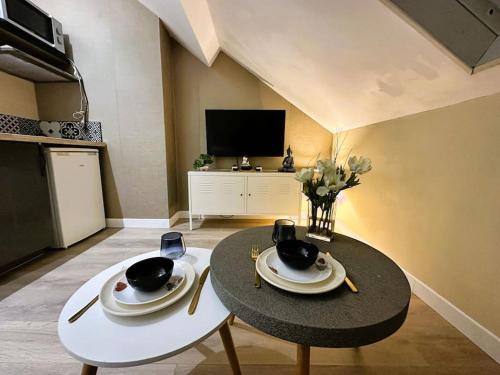 アミアンにあるL'Airzenity ~ Chill ~ Proche Gare ~ WiFiのリビングルーム(テーブル、プレート、テレビ付)