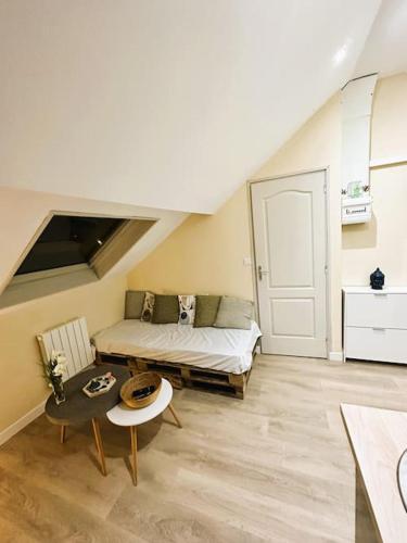 un salon avec un canapé et une table dans l'établissement L'Airzenity ~ Chill ~ Proche Gare ~ WiFi, à Amiens