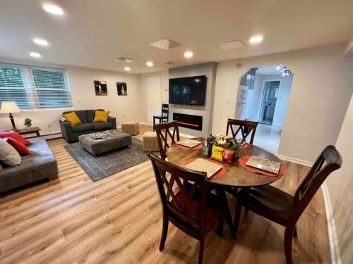 sala de estar con mesa y sofá en H1 One bedroom Apt Downtown Stamford, en Stamford