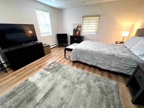 1 dormitorio con 1 cama y TV de pantalla plana en H1 One bedroom Apt Downtown Stamford, en Stamford