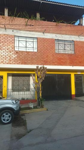 ein vor einem Backsteingebäude geparkt in der Unterkunft DEPA CENTRICO CARAZ in Caraz