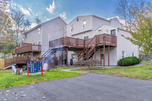 una casa con una terraza a un lado en H3 Studio Bedroom Downtown Stamford, en Stamford