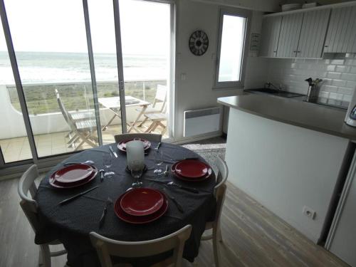 - une table avec des plaques rouges dans la cuisine dans l'établissement Notre-Dame-de-Monts - Appartement rénové - 6 pers, accès plage - Animaux admis - Parking - FR-1-540-224, à Notre-Dame-de-Monts