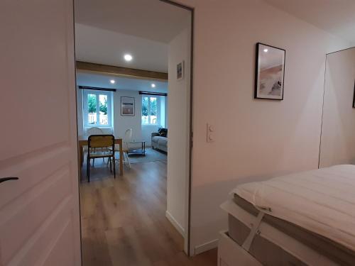 - une chambre avec un miroir et une salle à manger dans l'établissement Appartement cosy à Biarritz, proche des Halles et plages, idéal pour 2 avec wifi inclus - FR-1-239-853, à Biarritz