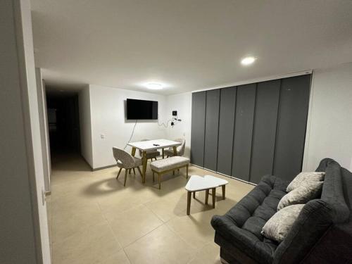 ein Wohnzimmer mit einem Sofa und einem Tisch in der Unterkunft Moderno Apartamento con 3 habitaciones in Dosquebradas