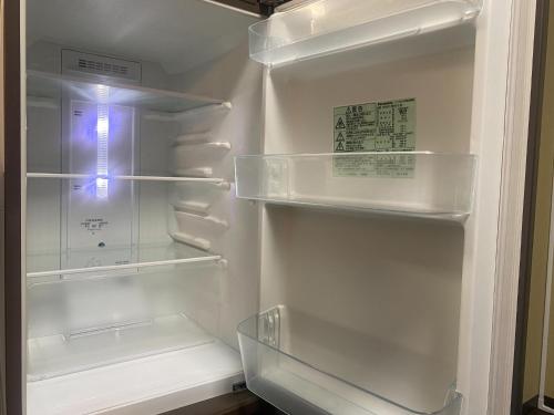 um frigorífico branco com a sua porta aberta com a sua porta em WALLABY HOUSE - Vacation STAY 38651v em Kawaguchi