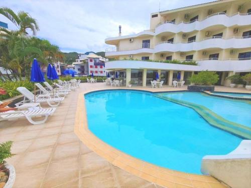 uma piscina em frente a um hotel em Pé na Areia em Floripa em Florianópolis