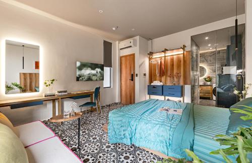 een slaapkamer met een bed en een bureau in een kamer bij Skycure Serviced Apartments in Ho Chi Minh-stad