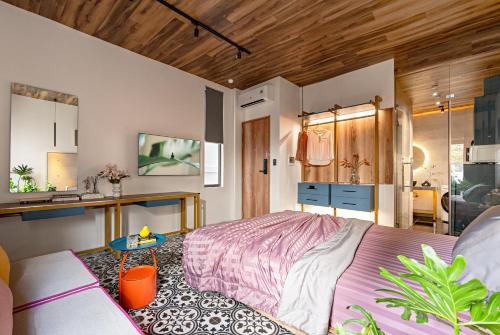 una camera con un letto e un tavolo di Skycure Serviced Apartments ad Ho Chi Minh