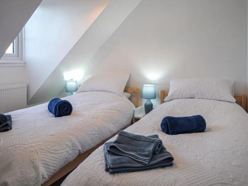 two beds sitting next to each other in a bedroom at End Cottage in Horncastle