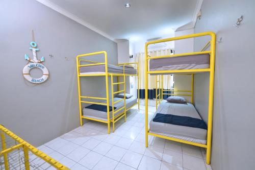 Camera con 2 letti a castello e scala di Bunk Bed and Breakfast a Yogyakarta