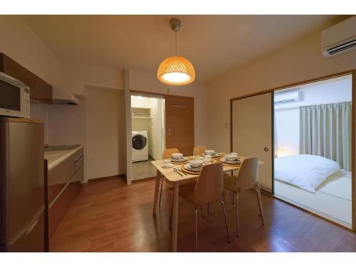 - une cuisine et une salle à manger avec une table et des chaises dans l'établissement WALLABY HOUSE - Vacation STAY 38653v, à Kawaguchi