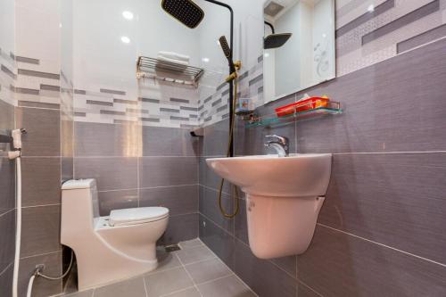 een badkamer met een toilet en een wastafel bij Sao Mai - 16A Võ Thị Phải, Quận12 - by Bay Luxury Hotel in Ho Chi Minh-stad