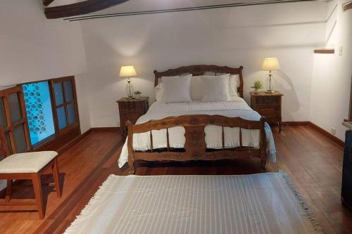 sypialnia z łóżkiem, dwoma stołami i dwoma lampami w obiekcie Hermoso y cómodo Departamento a pasos de la plaza w mieście Tarija