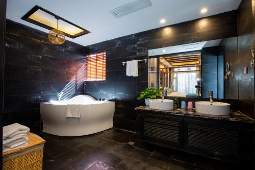 a bathroom with two sinks and a large mirror at Lijiang Gemmer Hotel in Lijiang