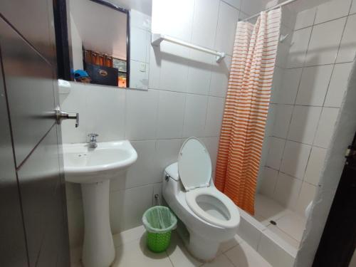 małą łazienkę z toaletą i umywalką w obiekcie CUSI QOYLLOR w Machu Picchu