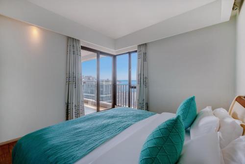 Postel nebo postele na pokoji v ubytování Xiaojing Bay Haige Hotel