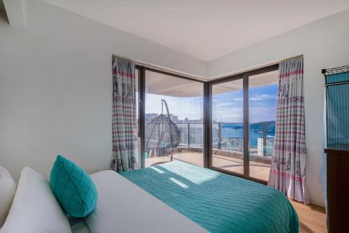 Postel nebo postele na pokoji v ubytování Xiaojing Bay Haige Hotel
